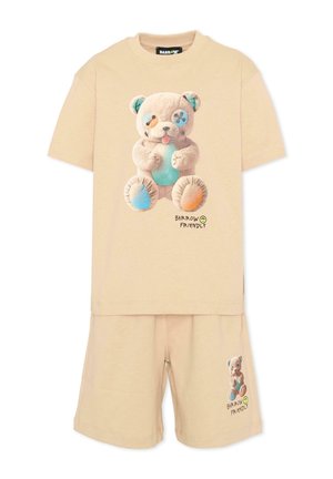 Beige set van korte mouwen top en korte broek met een kleurrijke pluchen teddybeer afbeelding en de tekst "Barrow Friendly" op beide delen.