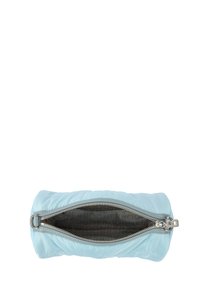 Pochette azzurro chiaro realizzata in tessuto imbottito con una cerniera silver. L'interno presenta un motivo a logo ripetuto in grigio. Forma arrotondata.