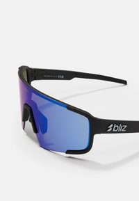 Czarne sportowe okulary przeciwsłoneczne z oprawką w stylu wraparound, wyposażone w niebieskie soczewki w gradientzie oraz teksturowane zauszniki. Widoczne logo na oprawie.