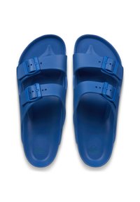 Μπλε πλαστικές σαγιονάρες με δύο ρυθμιζόμενους ιμάντες, κάθε ένας με τετράγωνη αγκράφα, και υφασμένη σόλα με λεπτομέρεια λογότυπου.