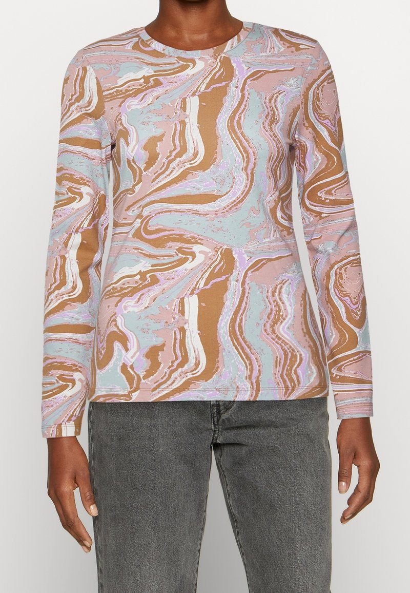 Långärmad topp i marmorering med pastellfärger i rosa, blått och brunt. Slät tyg med rund halsringning och figurnära silhuett.