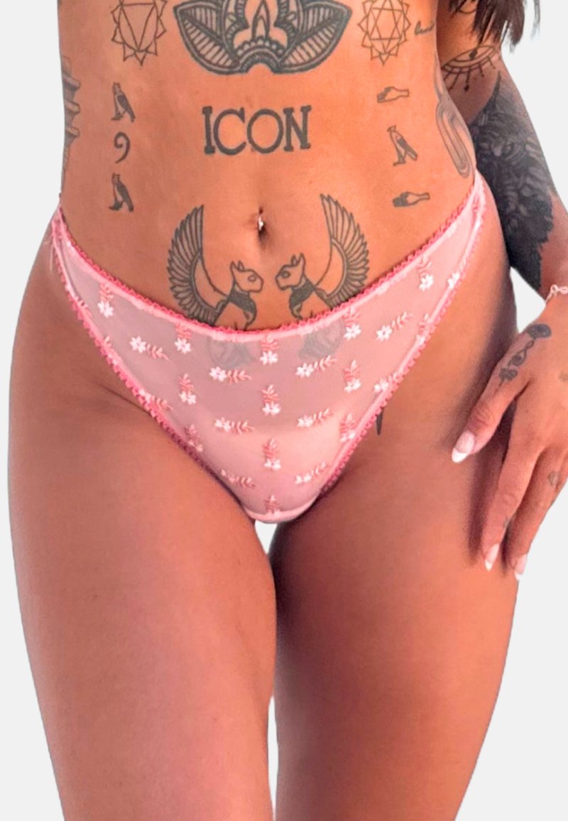 Rosa genomskinlig tanga med blommönster och spetskanter. Har en delikat design med mjuk textur och ett blygsamt täckande.