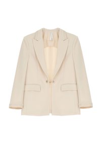 Blazer beige su misura con colletto, due tasche frontali e due bottoni metallici. Tessuto liscio con interno foderato.