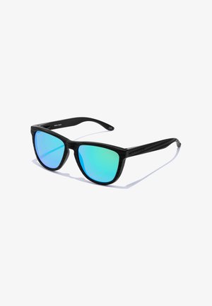 Ochelari de soare negri cu un cadru texturat și lentile reflectorizante bleu-verzui, având un design contemporan și o formă ușor supradimensionată, unghiulară.