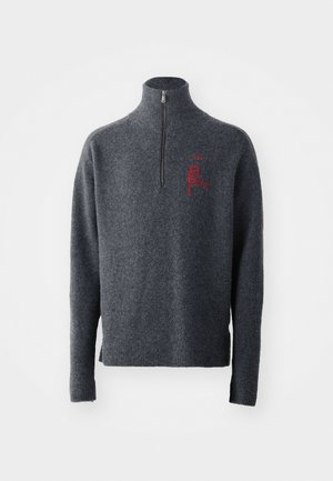 Grauer Wollpullover mit hohem Kragen und halbem Reißverschluss. Mit roten gestickten Details auf der Brust sowie gerippten Bündchen und Saum.