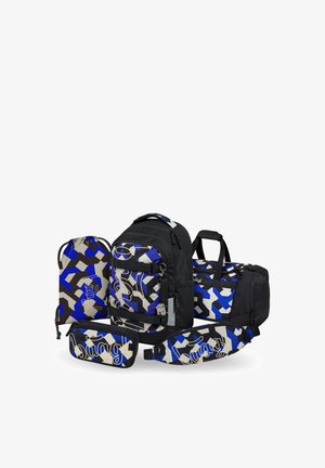 Ensemble de cinq sacs à motifs géométriques bleu, noir, blanc et beige comprenant un sac à dos, un sac de sport, un sac à cordon, une trousse à crayons et une pochette de ceinture.