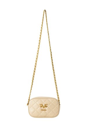 Gequiltete beiges Leder-Crossbody-Tasche mit einer goldenen Kette, Logoschmuck und einer rechteckigen Form mit abgerundeten Ecken.