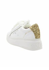 Sneaker bianco con tessuto texturizzato sulla parte frontale, accentato da un tallone in glitter dorato e una suola spessa bianca. Presenta un marchio sul lato.