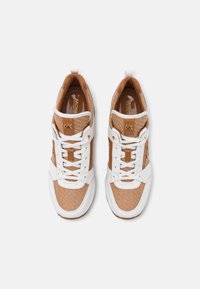 Sneakers con un design intrecciato bianco e marrone, con una finitura testurizzata, fronte con lacci e dettagli dorati sulla linguetta e sul lato.