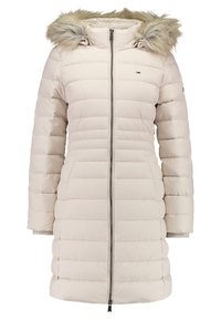 Ljusbeige puffjacka med huva i konstläderliknande päls, med vertikala quiltade sömmar, dragkedja framtill och sidofickor.