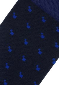 Granatowe skarpetki o teksturowanym splocie, z powtarzającym się małym wzorem kaczki w różnych odcieniach niebieskiego. Wzmocniony palec i pięta.