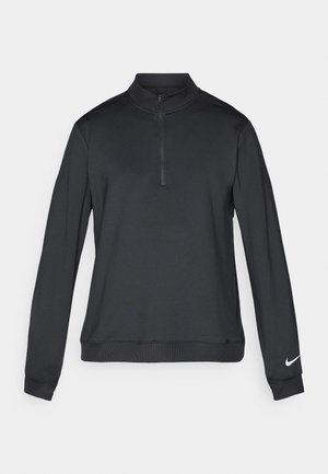 Svart Nike-pullover med hög krage, kvartslång dragkedja och långa ärmar. Har en liten vit logotyp på vänster ärm. Slät tygtextur.