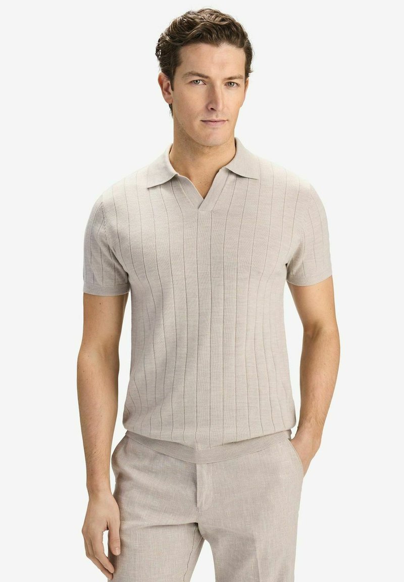 Polo shirt beige clair à manches courtes avec un col en V, dotée d'une texture en côtes verticales et d'une coupe décontractée. Matière tricot douce.