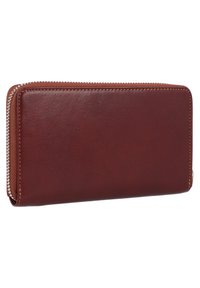 Portafoglio in pelle marrone con una texture liscia, chiusura con cerniera e cuciture a contrasto. Forma rettangolare con un design minimalista.