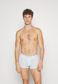 Tommy Hilfiger SIGNATURE TRUNK 3 PACK - Boxer alsónadrág - daring scarlet/iron blue/blue