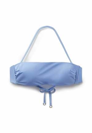 Hellblaues Bandeau-Bikinioberteil mit Neckholderriemen und Bindeschluss sowie Metallring-Akzenten auf weißem Hintergrund.