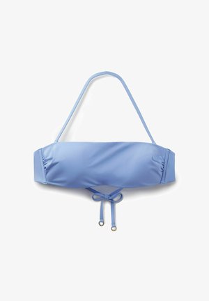 Hellblaues Bandeau-Bikinioberteil mit Neckholderriemen und Bindeschluss sowie Metallring-Akzenten auf weißem Hintergrund.