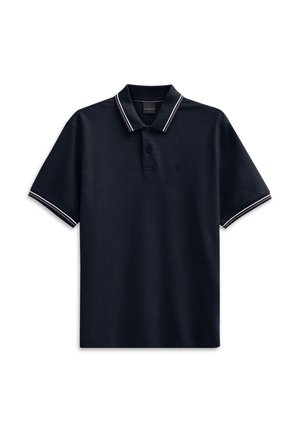 Marineblaues Polohemd aus Baumwolle mit klassischem Kragen, drei Knopfleiste und kontrastierenden weißen und roten gestreiften Ärmeldetails.