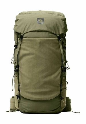 Großer olivgrüner Wanderrucksack mit oberer Klappe, mehreren verstellbaren Gurten, Seitentaschen und einem Wolf-Logo auf der oberen Klappe.