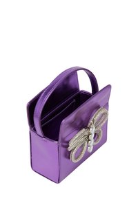 Borsa a tracolla metallica viola con forma squadrata. Presenta un fiocco decorativo con dettagli argentati e un interno con più scomparti.