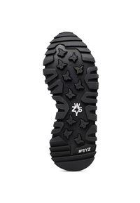 Schwarze Gummisohle mit tiefen Rillen, sternförmigen Profilen und strukturierten Mustern. Verfügt über den Markennamen "W6YZ" in Weiß.