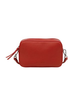 Sac bandoulière rectangulaire en cuir rouge avec fermeture éclair argentée et sangle réglable, logo Marc O'Polo embossé.
