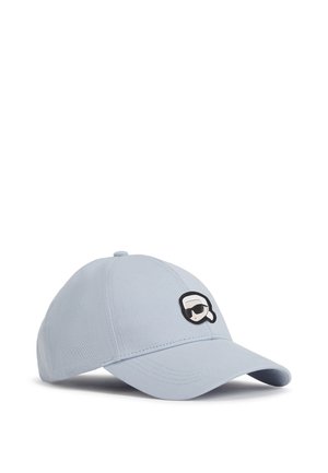 Casquette bleu clair en tissu doux, avec un logo en cartoon noir et blanc portant des lunettes de soleil à l'avant. Visière incurvée et sangle ajustable.
