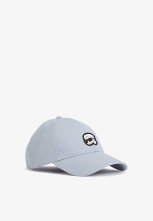 Casquette bleu clair en tissu doux, avec un logo en cartoon noir et blanc portant des lunettes de soleil à l'avant. Visière incurvée et sangle ajustable.