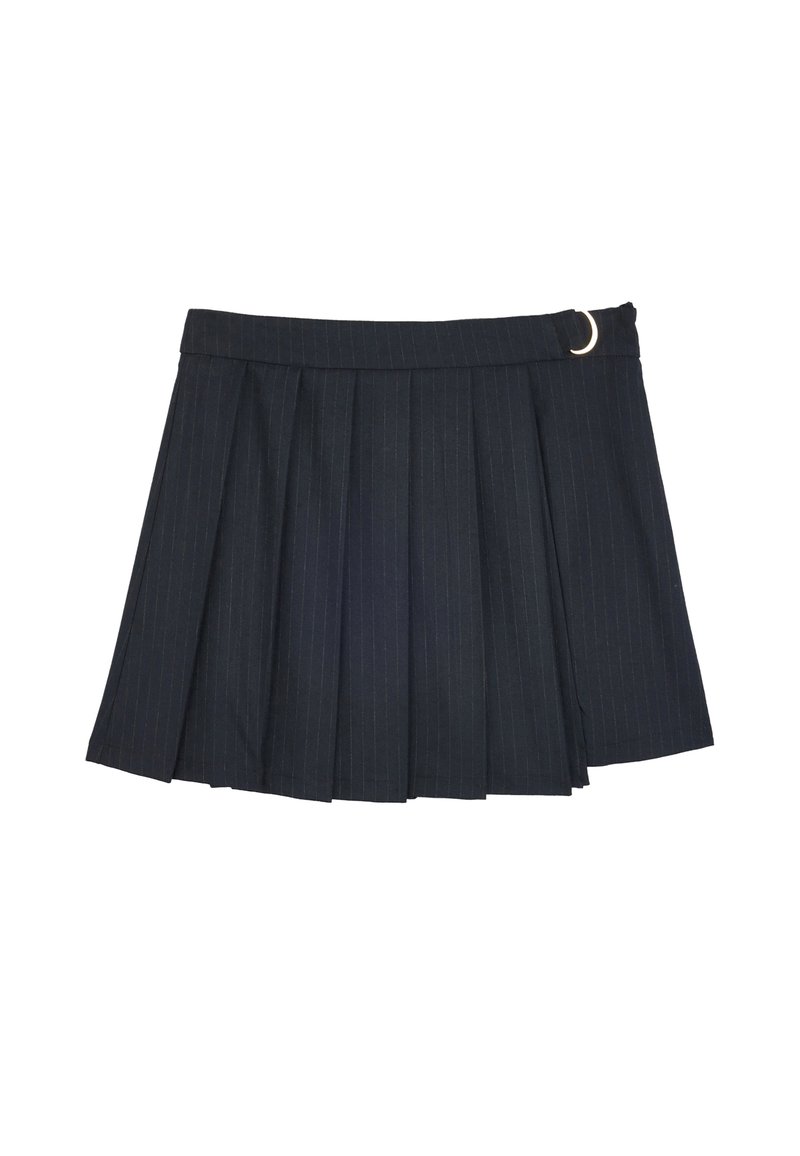 Jupe plissée noire avec des rayures, dotée d'une taille plate et d'un détail en anneau doré sur le côté pour accentuer le style.