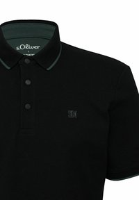 Schwarzes Polohemd aus Baumwolle mit einer Knopfleiste mit zwei Knöpfen, grünem Akzent am Kragen und einem dezenten Logo auf der linken Brust.