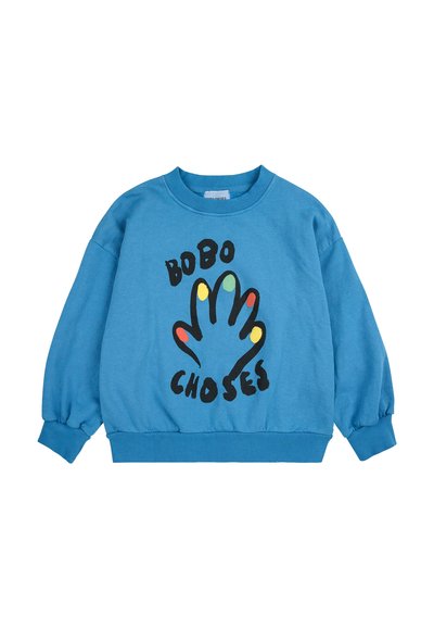 Felpa blu a maniche lunghe. Presenta una grafica nera di una mano e il testo "BOBO CHOSE" in grassetto. Polsini e vita a coste. Materiale in cotone.