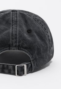 Gorra de béisbol de algodón lavado negro vista desde atrás con correa ajustable y hebilla metálica grabada con "BIMBA Y LOLA".