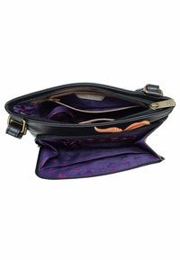 Schwarze Ledertasche mit einem lila floral-musterierten Innenraum, bevorzugt mit einem Reißverschluss, mehreren Fächern und dekorativen Akzenten.