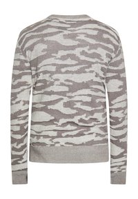 Pulover gri deschis cu un model de camuflaj bej, guler rotund, manșete și tiv cu zari, și o croială lejeră. Materialul are o textură moale.