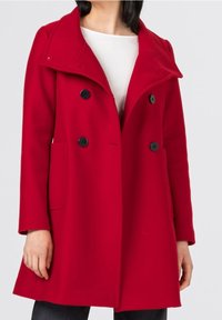 Cappotto in misto lana rosso con ampio risvolto, design doppiopetto e bottoni neri. Presenta tasche laterali e una silhouette dritta.