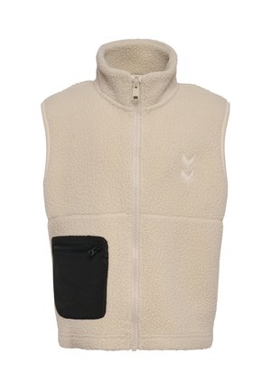 Beige ærmeløs fleecevest med høj krave, foran lynlås, lille sort lynlåslomme nederst til venstre og diskret chevron-logo på brystet.