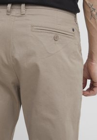Solid SDJIM REGULAR FIT - Chino hlače - desert taupe