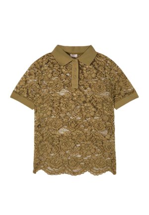 Polo de encaje verde oliva de manga corta con patrón floral, cuello sólido, tapeta de botones y puños de manga acanalados.