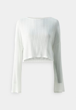 Bela kratka majica z dolgimi rokavi, z ribasto teksturo in čolnasto izrezom. Material se zdi lahek in polprosojen.