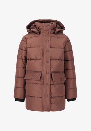 Brun polstret jakke med hætte, trykknapper og lommer i siderne; parret med sorte leggings og lyserøde vandtætte støvler med sorte accenter.