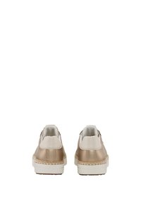 Slippers aus metallischem Gold und weichem Beige mit einer strukturierten Ferse, weißen Gummisohlen und dekorativen Nähten.