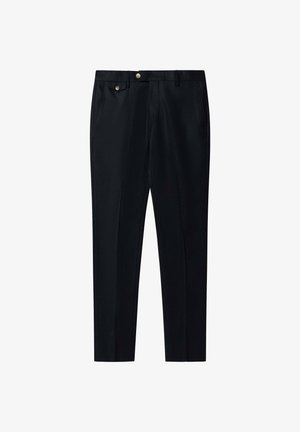 Schwarze Hose mit gerader Passform, ausgestattet mit zwei seitlichen Taschen, einem Knopfverschluss und dezenten Bügelfalten an der Vorderseite.