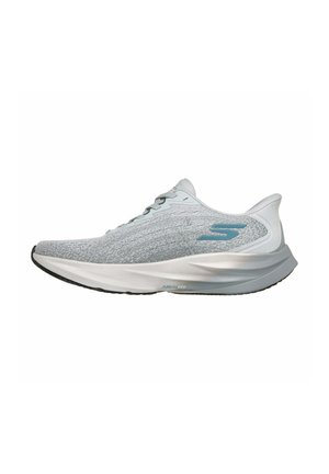 Hellgrauer sportlicher Laufschuh mit hellblauem Logo, gedämpfter weißer Sohle und schwarzem Profil, Seitenansicht vor weißem Hintergrund.