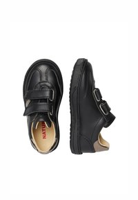 Scarpe nere per bambini con doppie fibbie in velcro, punte arrotondate e interno beige, mostrate in vista dall'alto e di lato su sfondo bianco.