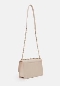 Beigefarbene Handtasche mit rechteckiger Form, glatter Textur und einem goldenen Kettenträger. Verfügt über eine Überschlagklappe und ein minimalistisches Design.