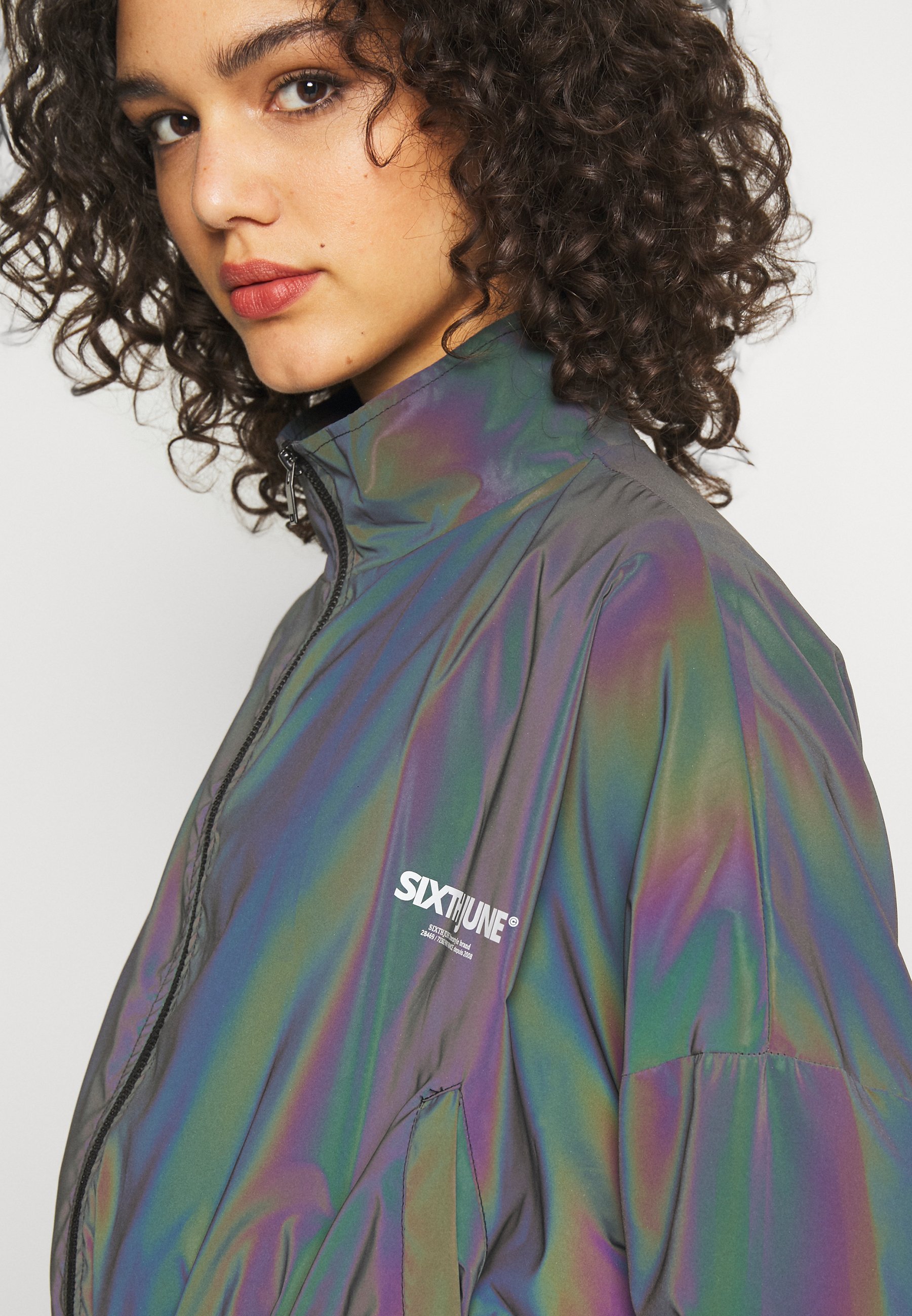 Sixth June CROPPED IRIDESCENT JACKET Treningsjakke black Sixth June CROPPED IRIDESCENT JACKET Treningsjakke black