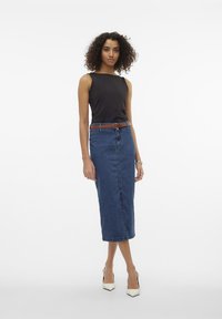 Vero Moda VMPEYTON SLIDS SKIRT - Uska suknja - dark blue denim