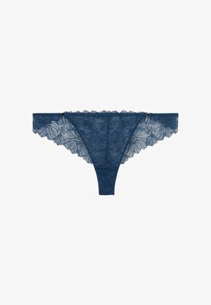 String en dentelle bleu marine avec motif floral, bords festonnés et une structure légère, au design simple et avec des accents matériels minimalistes.