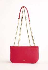 Borsa a spalla in pelle rossa con tracolla in catena dorata e piccolo logo "GAUDI" sul davanti, esposta su uno sfondo bianco semplice.