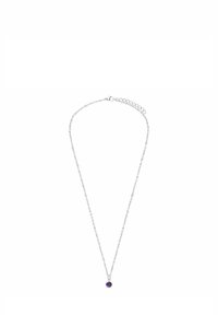 Zilveren ketting met een ronde amethist hanger, gekenmerkt door zijn gepolijste textuur en delicate schakelontwerp.